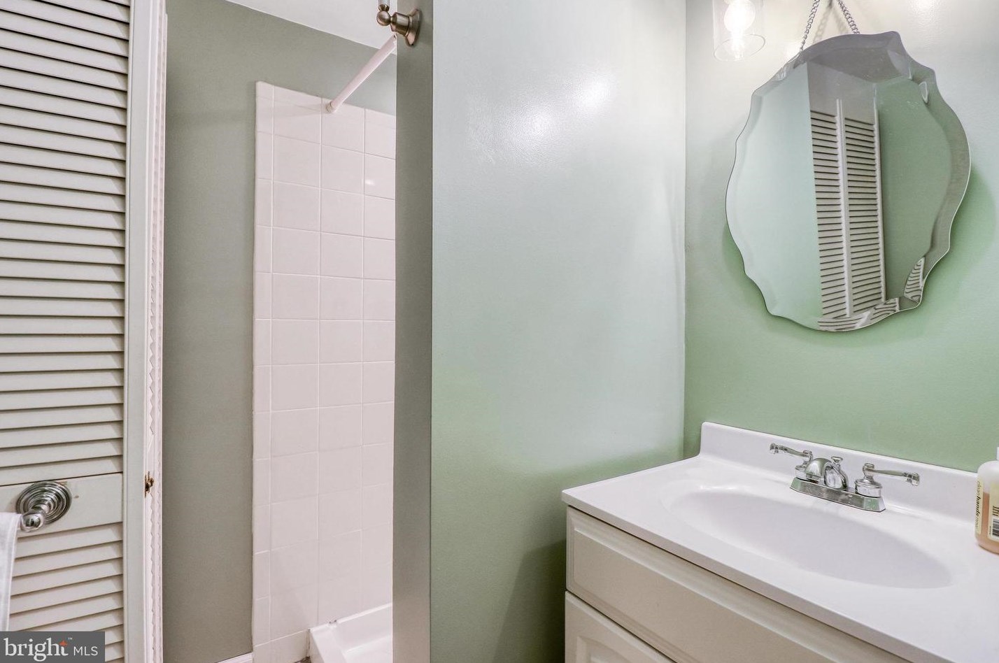 2821 Knollside Ln, Vienna VA 22180-7002 exterior