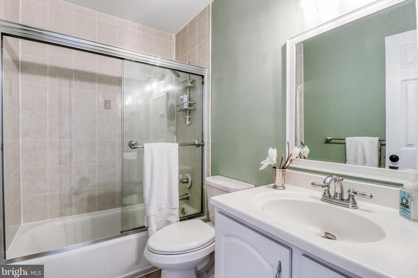 2821 Knollside Ln, Vienna VA 22180-7002 exterior