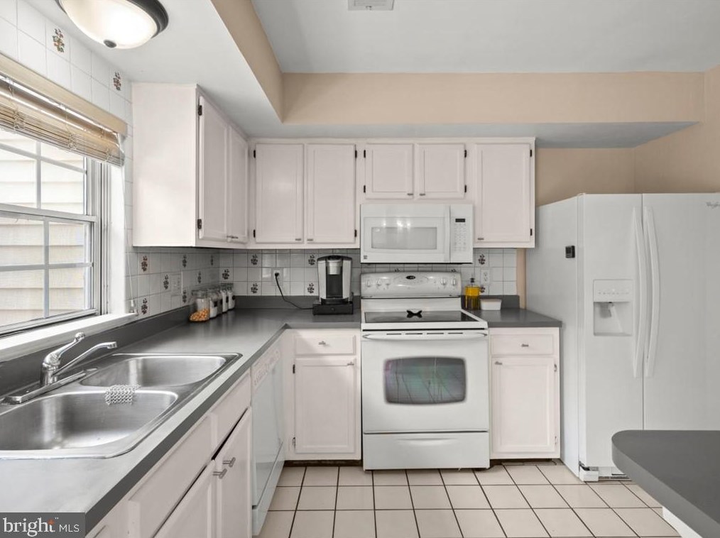 6321 Prince Way, Centreville VA  20120-1850 exterior