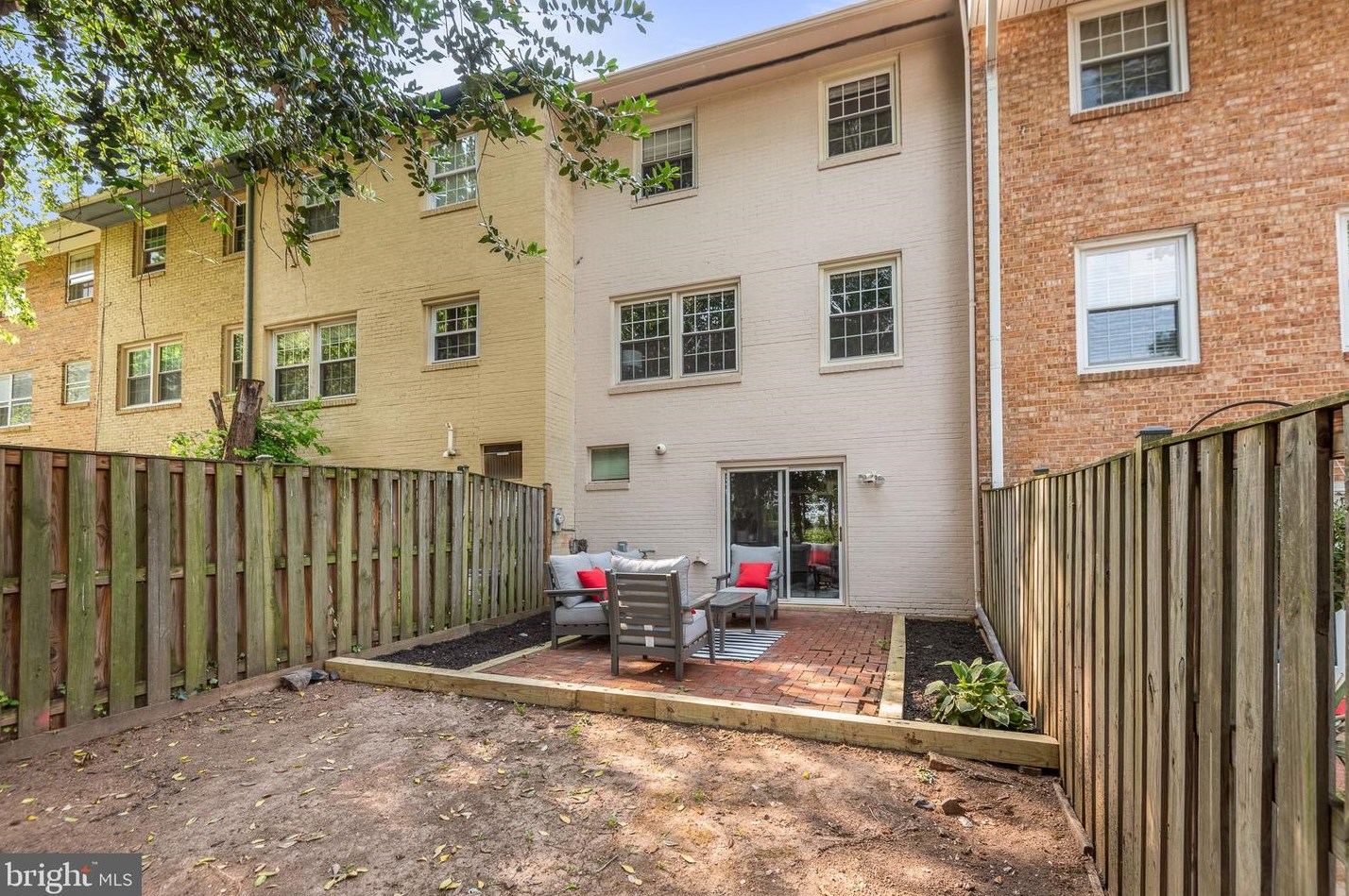 14813 Haymarket Ln, Centreville VA  20120-1834 exterior