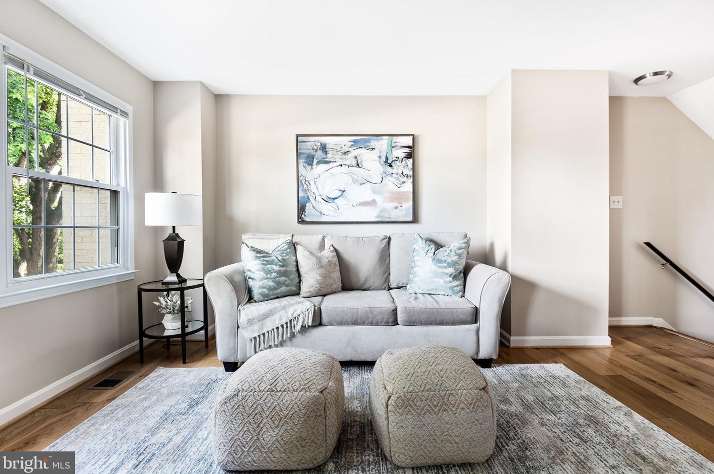 14813 Haymarket Ln, Centreville VA  20120-1834 exterior