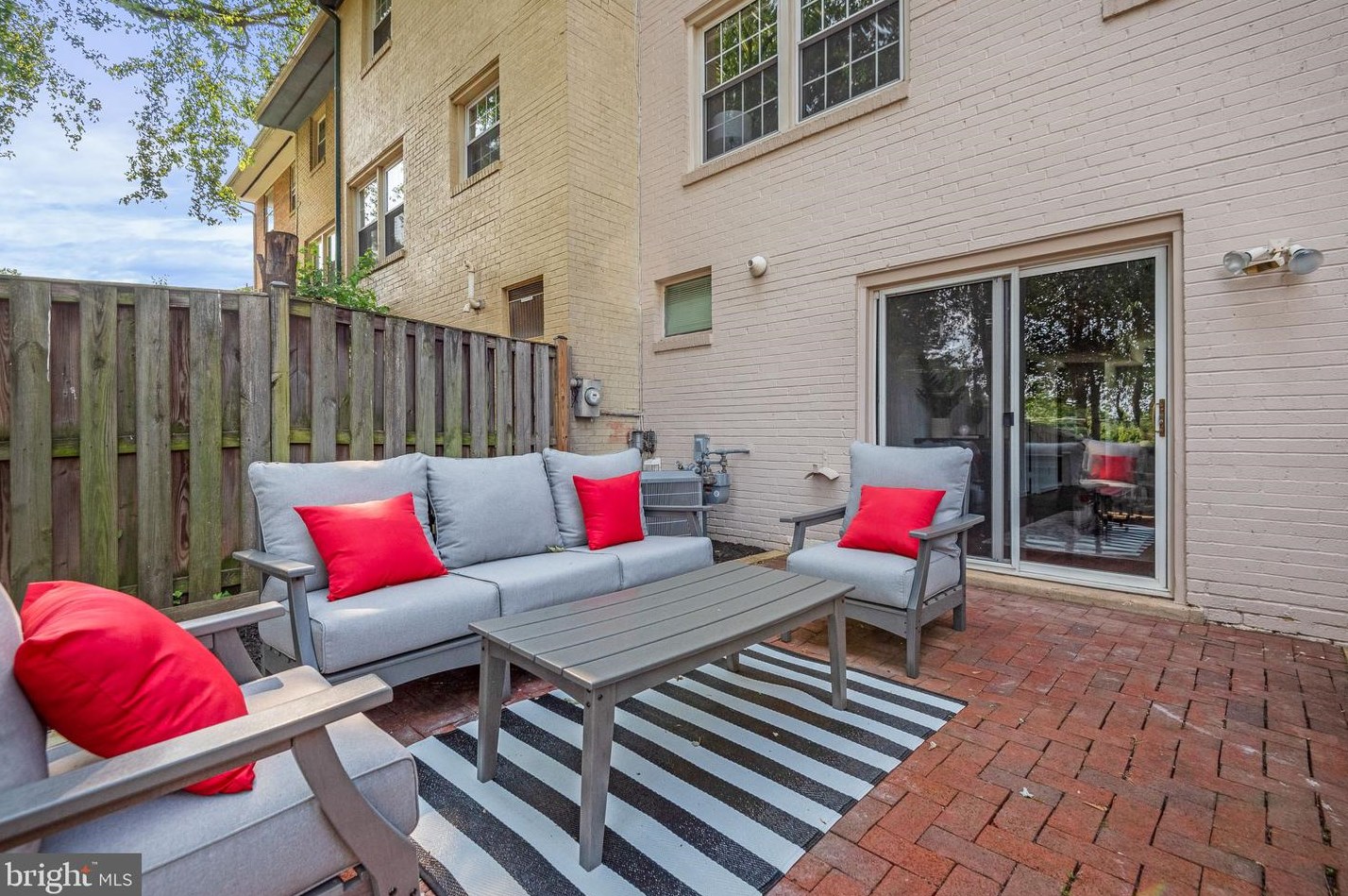 14813 Haymarket Ln, Centreville VA  20120-1834 exterior