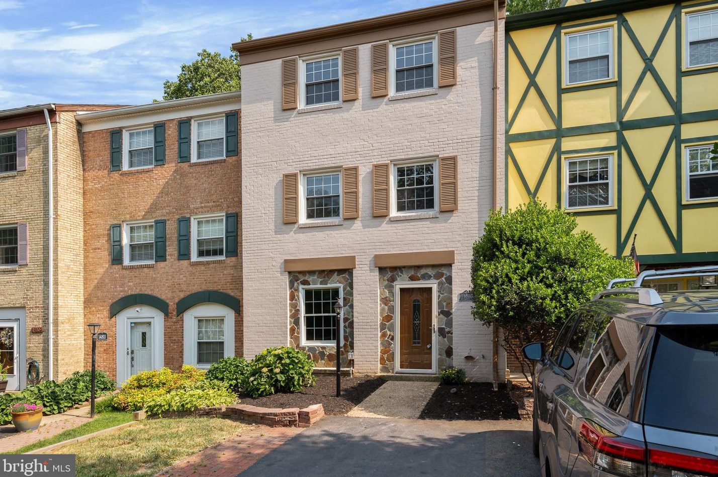 14813 Haymarket Ln, Centreville VA  20120-1836 exterior