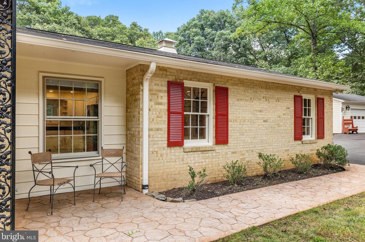 10116 Westford Dr, Vienna VA  22182-1532 exterior