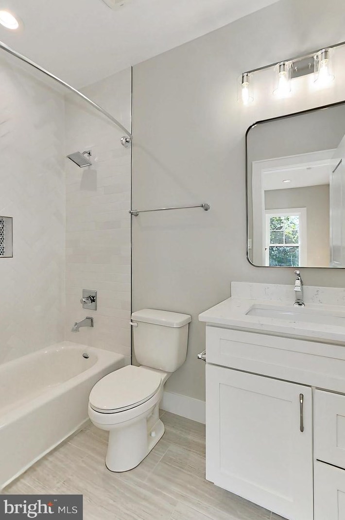 10206 Blake Ln, Vienna VA  22124-2633 exterior