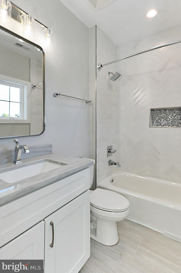 10206 Blake Ln, Vienna VA  22124-2633 exterior