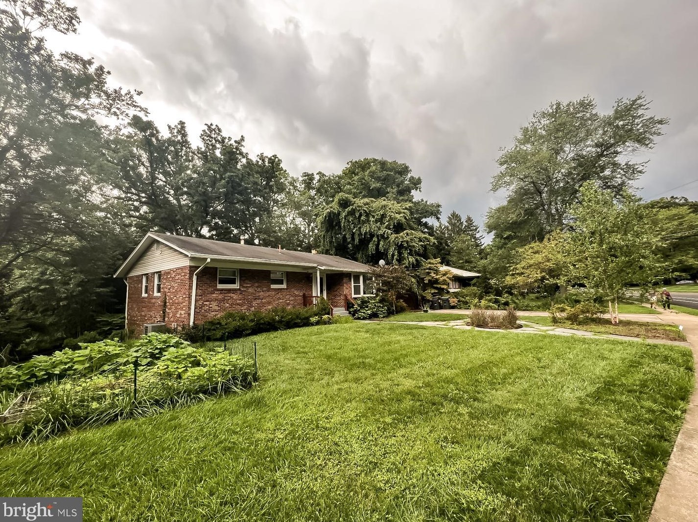 8411 Cottage St, Vienna VA  22180-7119 exterior