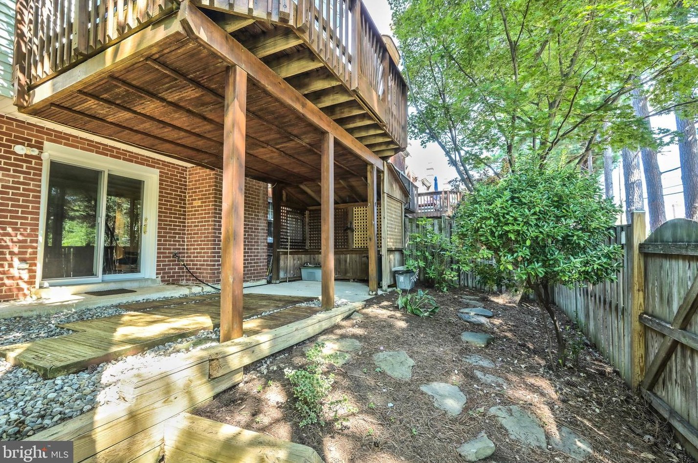 8190 Madrillon Ct, Vienna VA 22182-3752 exterior