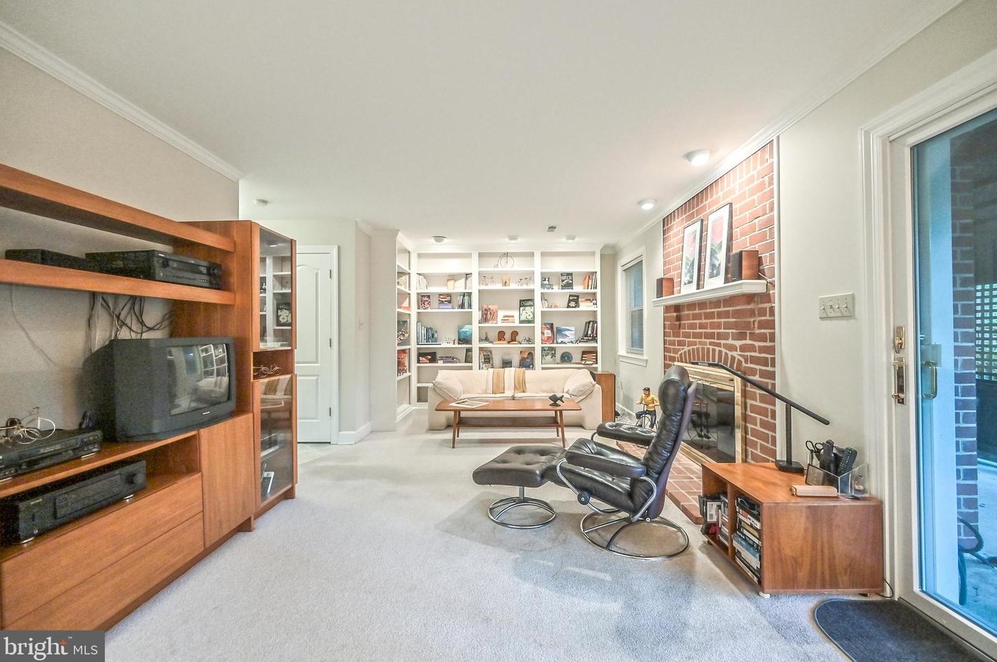 8190 Madrillon Ct, Vienna VA 22182-3752 exterior