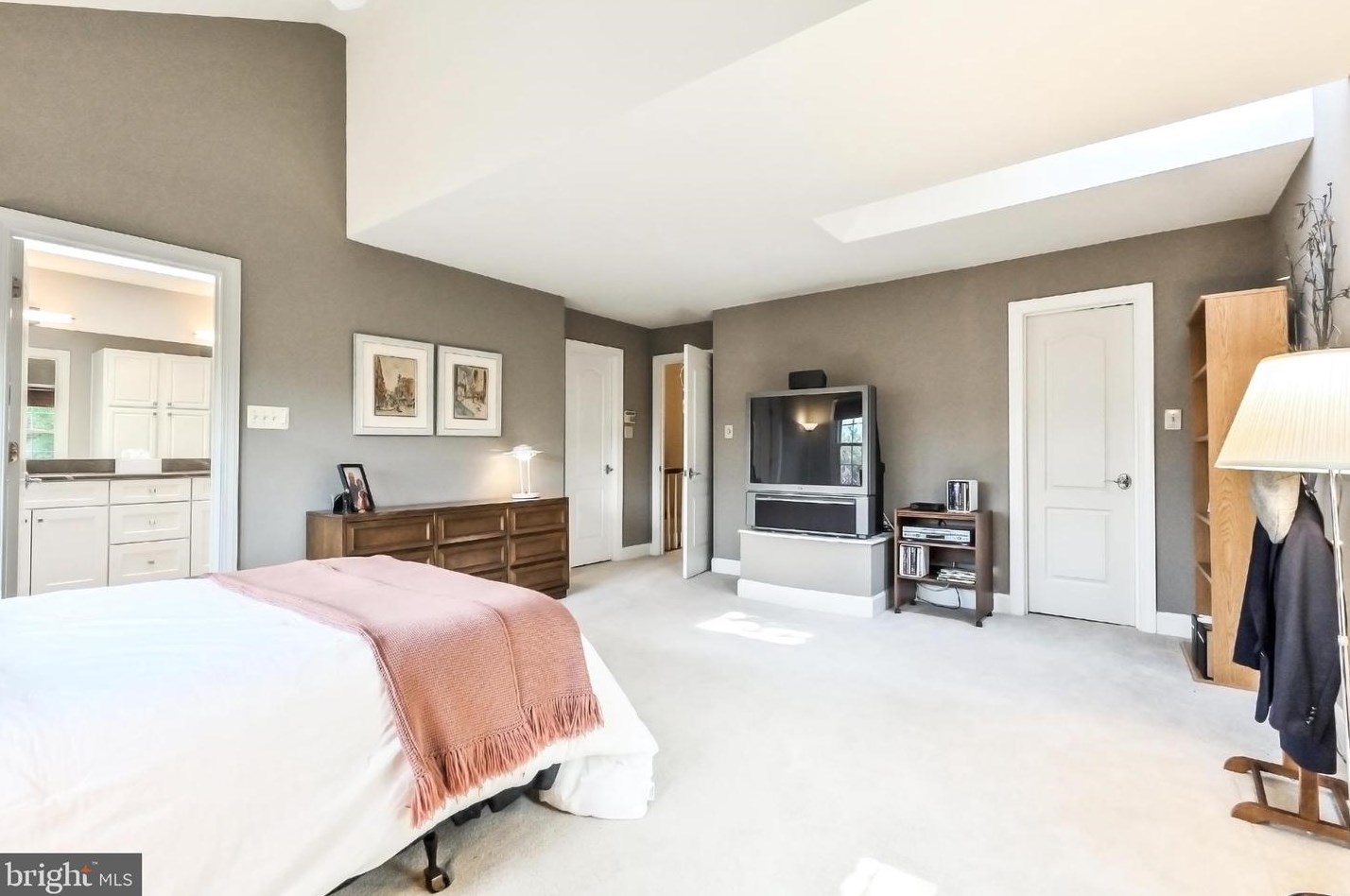 8190 Madrillon Ct, Vienna VA 22182-3752 exterior