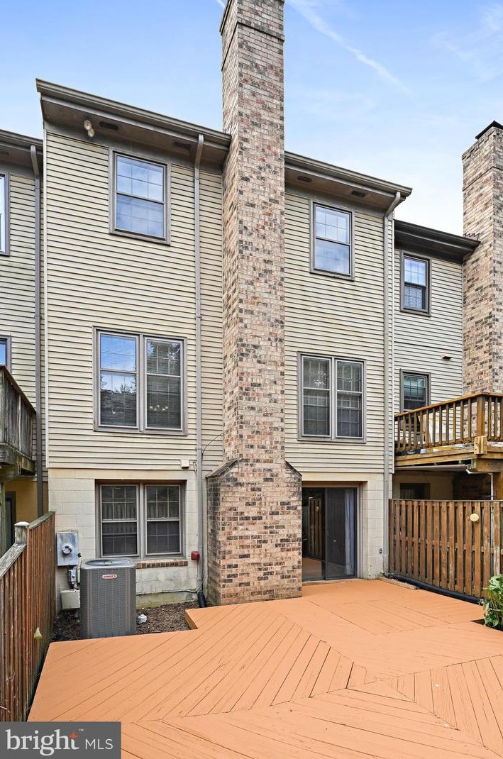 2885 Kelly Sq, Vienna VA 22181-6155 exterior