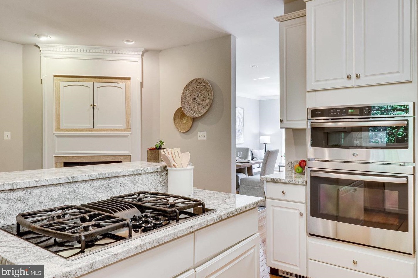 4038 Heatherstone Ct, Fairfax VA  22030-7452 exterior