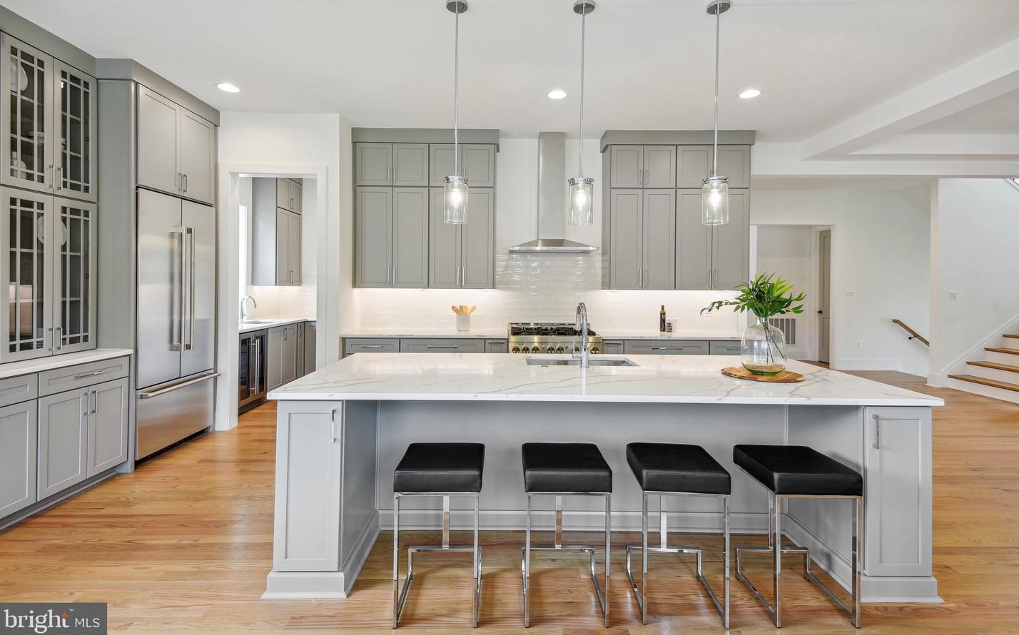 1002 Hillcrest Dr, Vienna VA  22180-6456 exterior