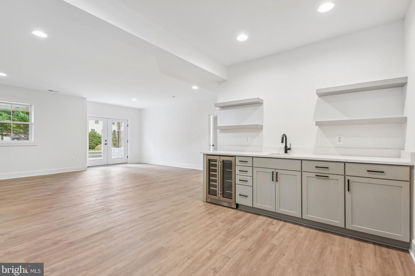 1002 Hillcrest Dr, Vienna VA  22180-6456 exterior