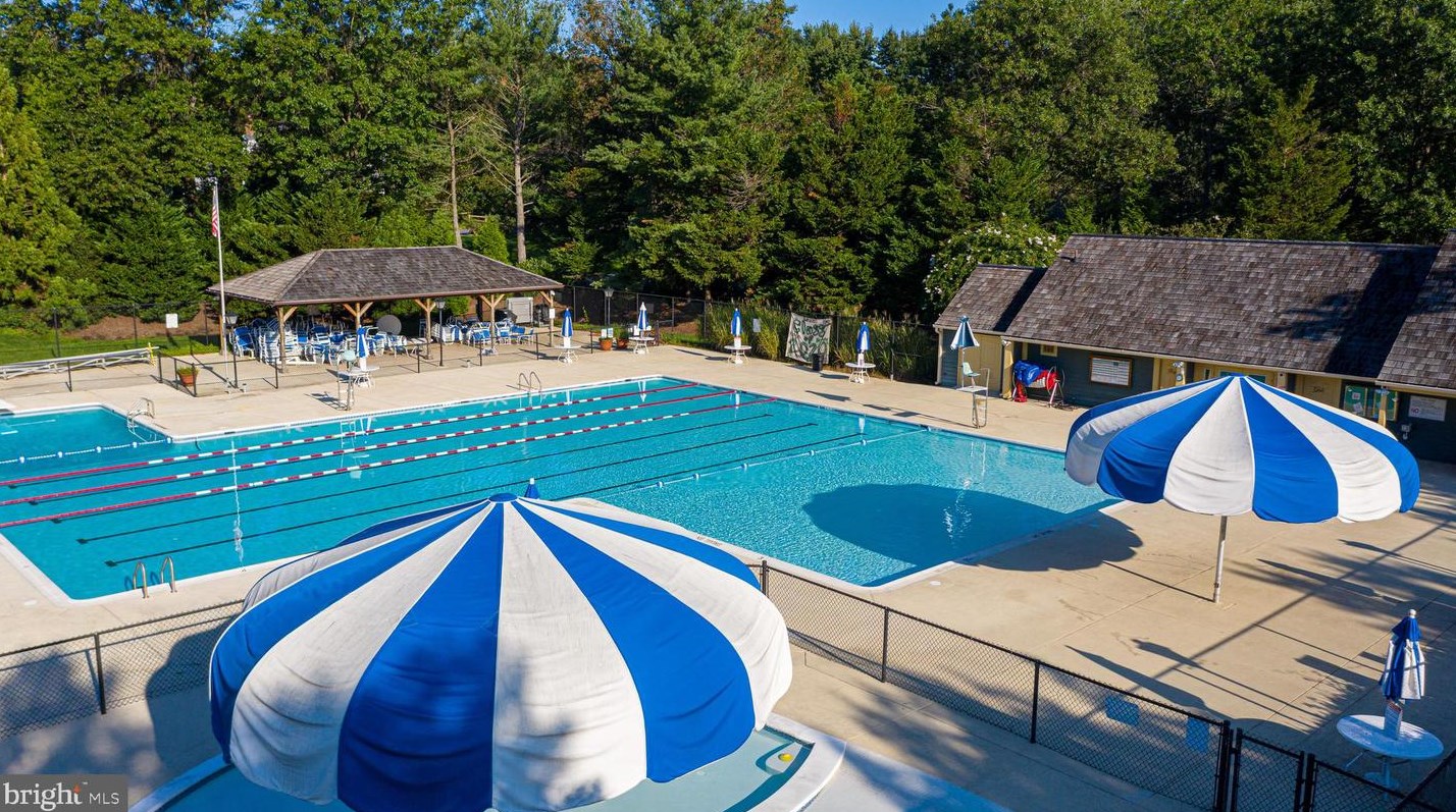 9741 Rolling Ridge Dr, Fairfax VA  22039-2915 exterior