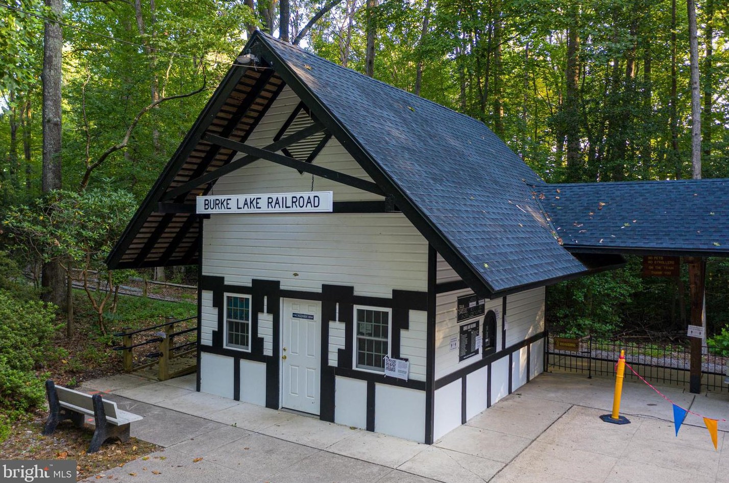 9741 Rolling Ridge Dr, Fairfax VA  22039-2915 exterior