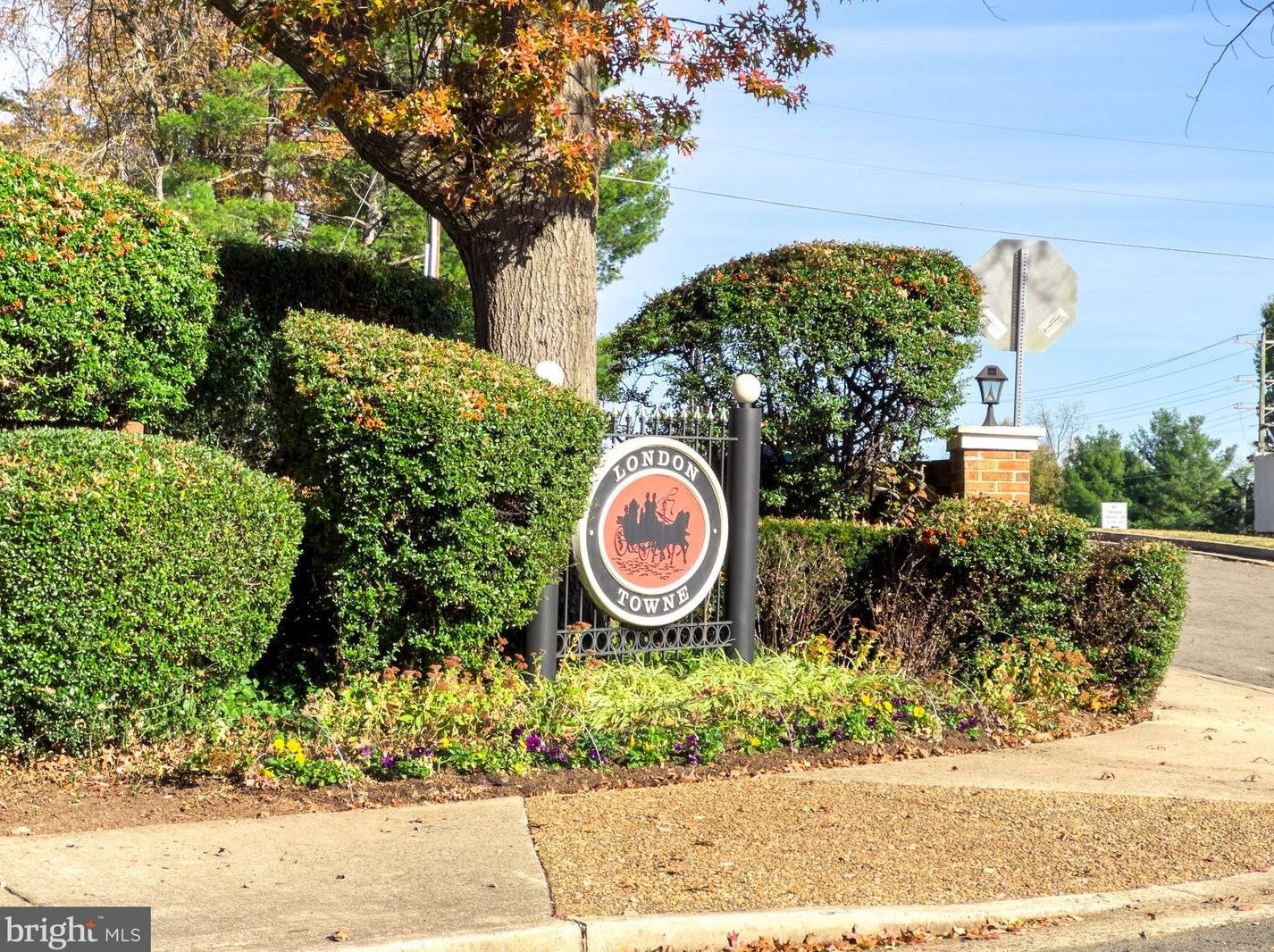 14827 Hoxton Sq, Centreville VA  20120-1838 exterior