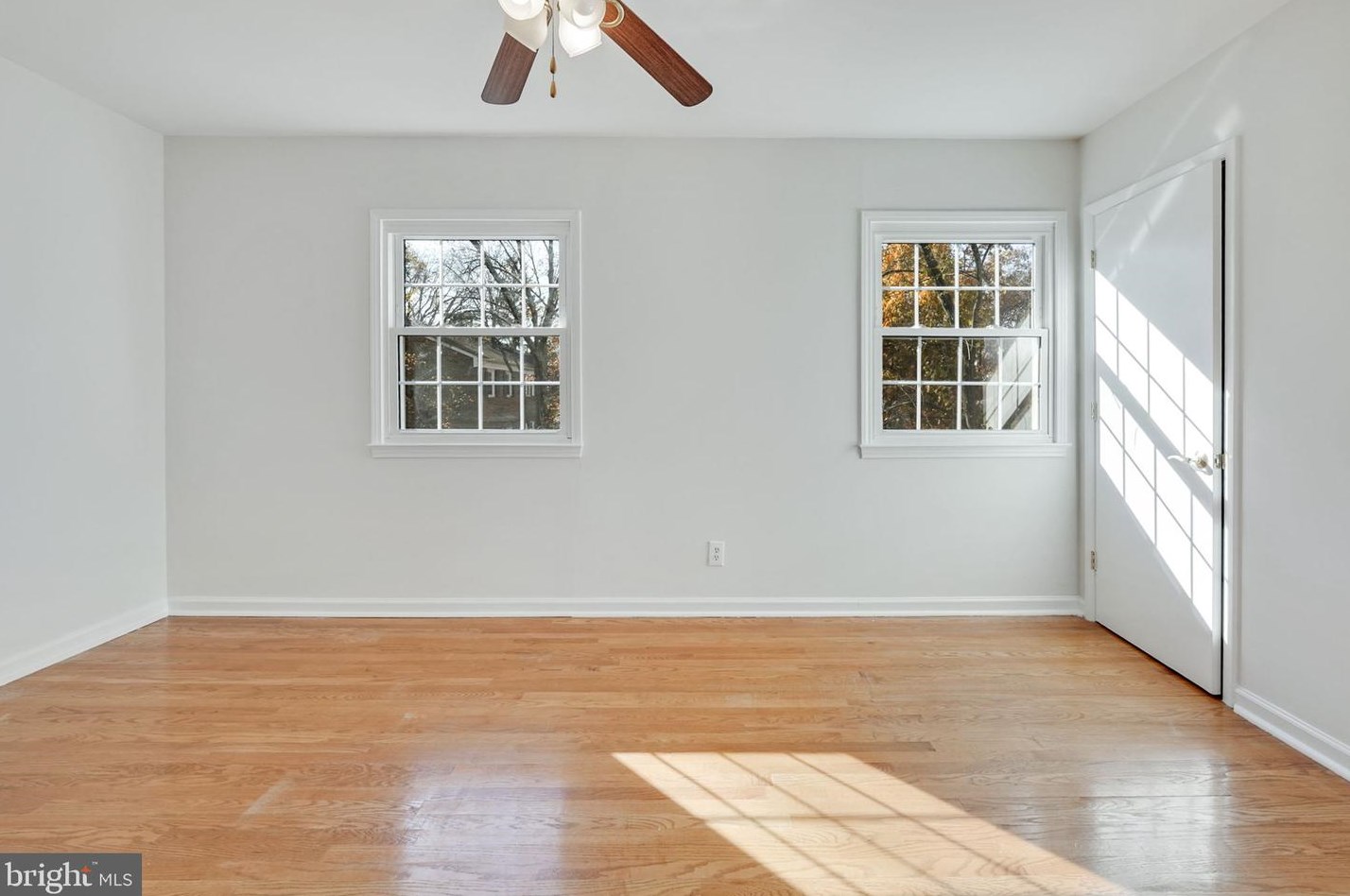 14827 Hoxton Sq, Centreville VA  20120-1838 exterior