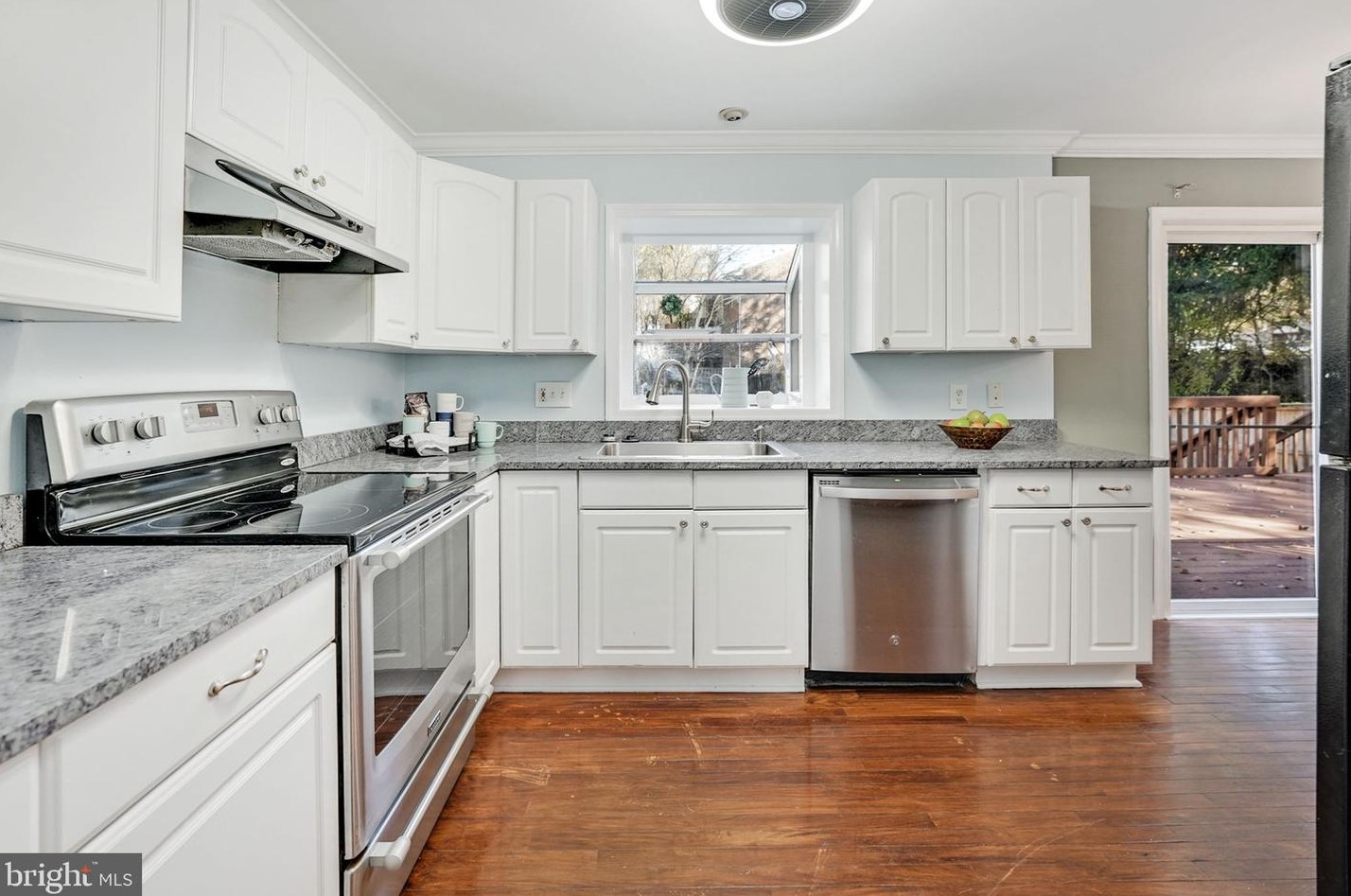 14827 Hoxton Sq, Centreville VA  20120-1838 exterior