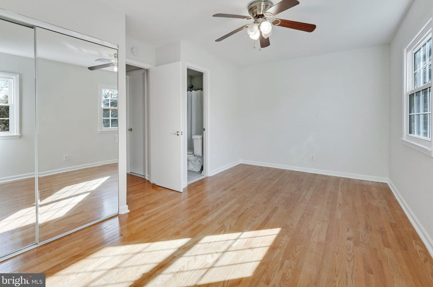 14827 Hoxton Sq, Centreville VA  20120-1838 exterior