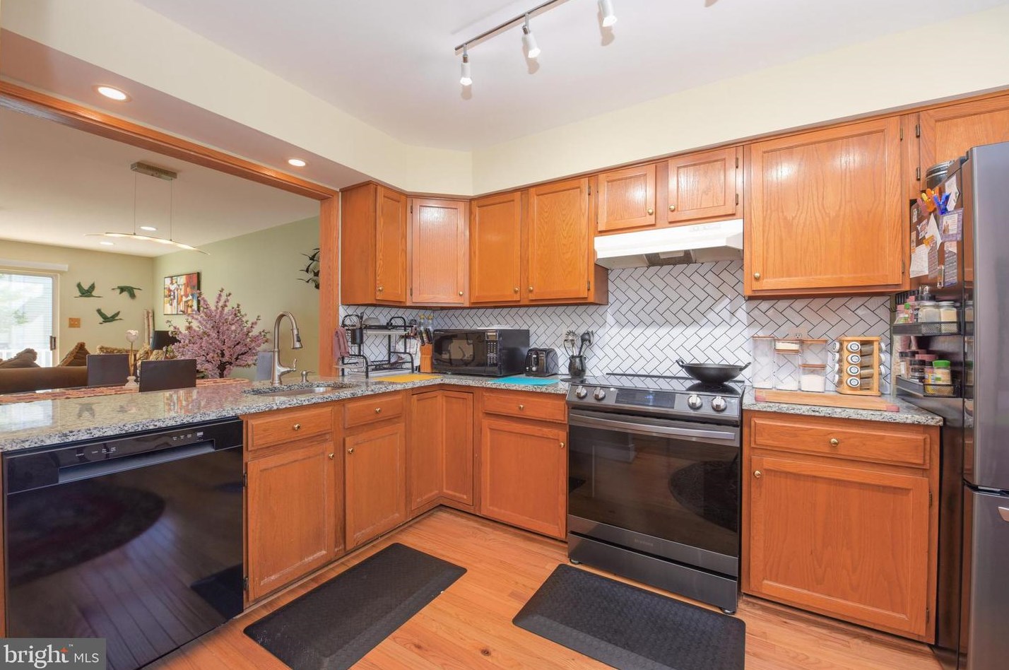 6805 Chasewood Cir, Centreville VA  20121-5031 exterior