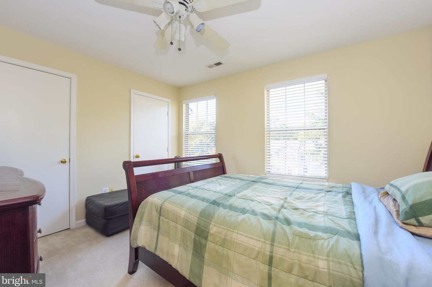 6805 Chasewood Cir, Centreville VA  20121-5031 exterior