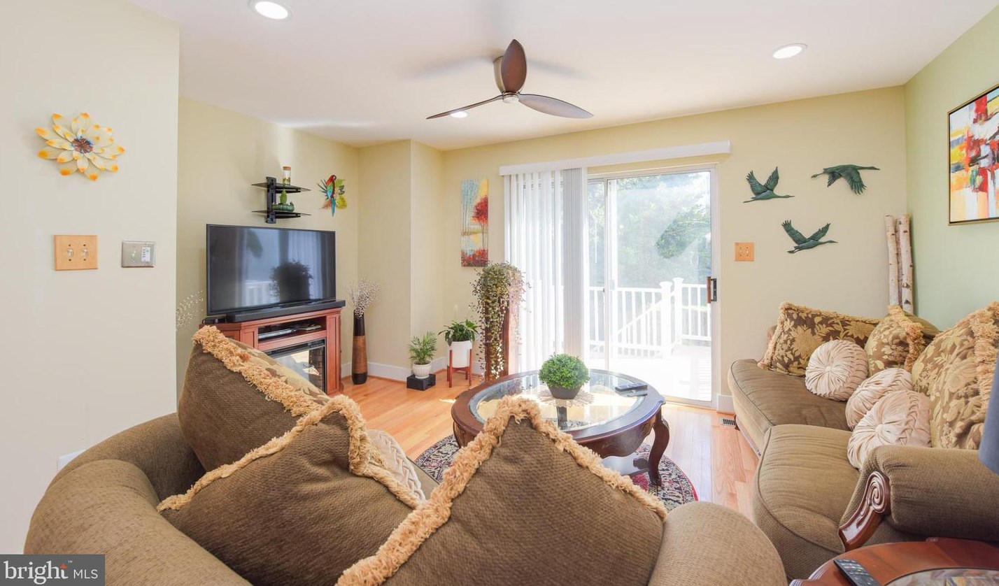 6805 Chasewood Cir, Centreville VA  20121-5031 exterior