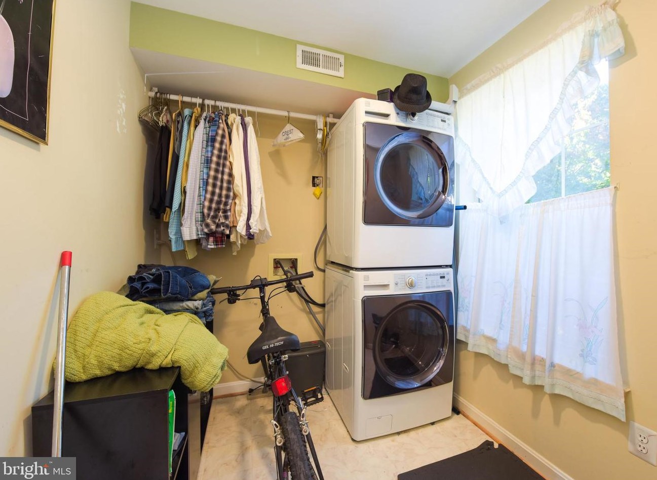 6805 Chasewood Cir, Centreville VA  20121-5031 exterior