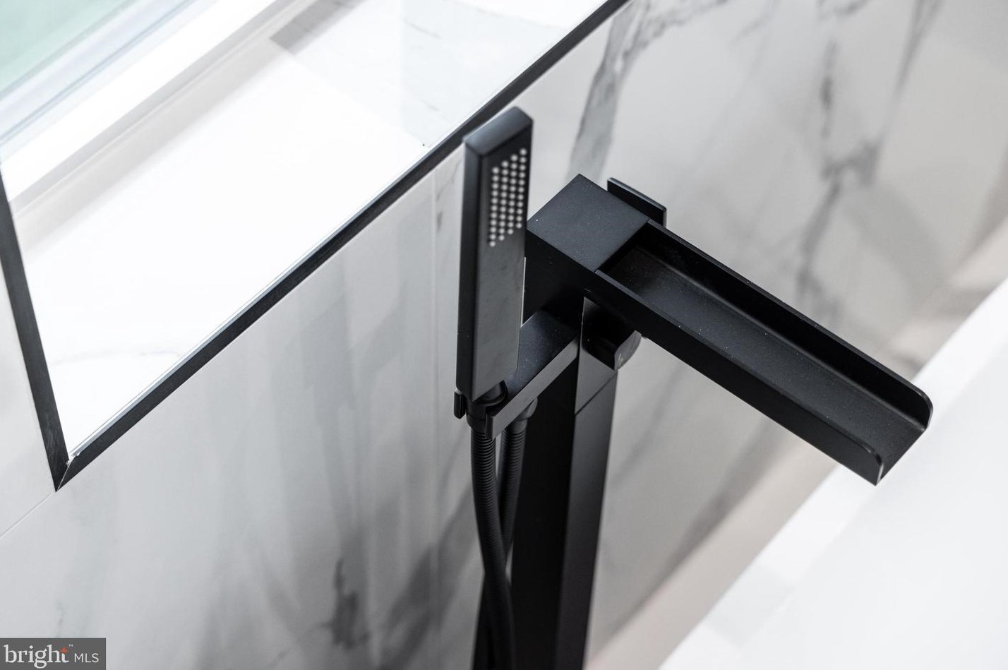 404 Orleans Cir, Vienna VA  22180-6470 exterior