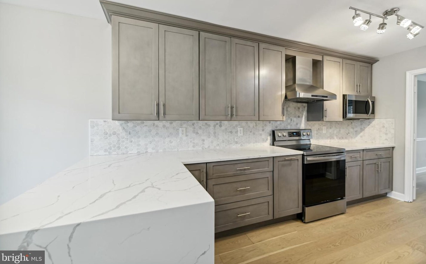 6620 Rosecroft Pl, Falls Church VA  22043-1827 exterior