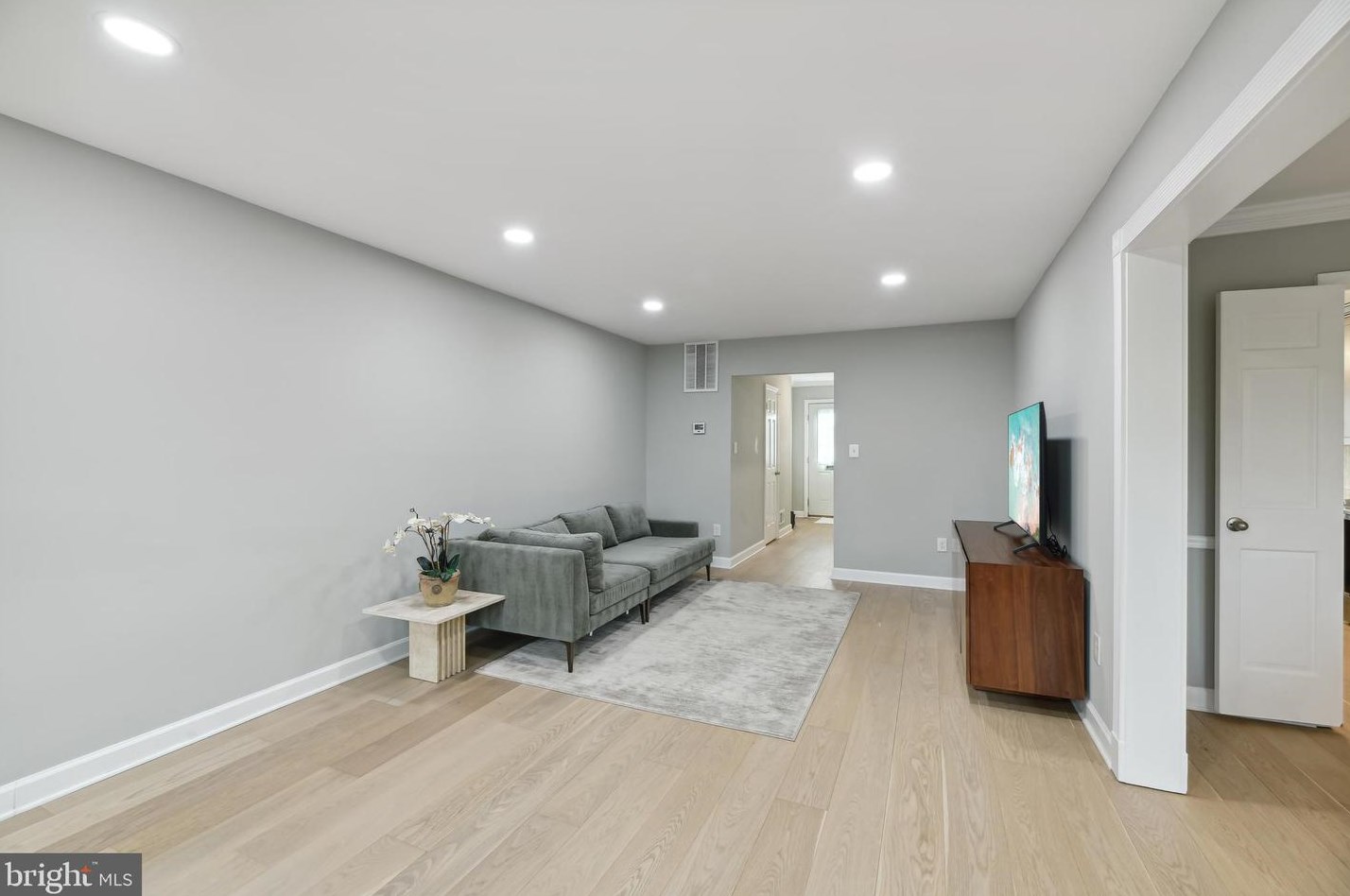 6620 Rosecroft Pl, Falls Church VA  22043-1827 exterior
