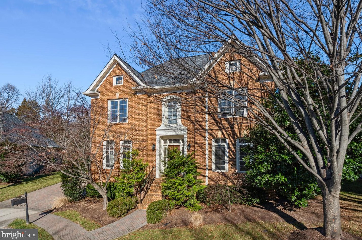 7403 Old Maple Sq, Mc Lean VA  22102-2818 exterior