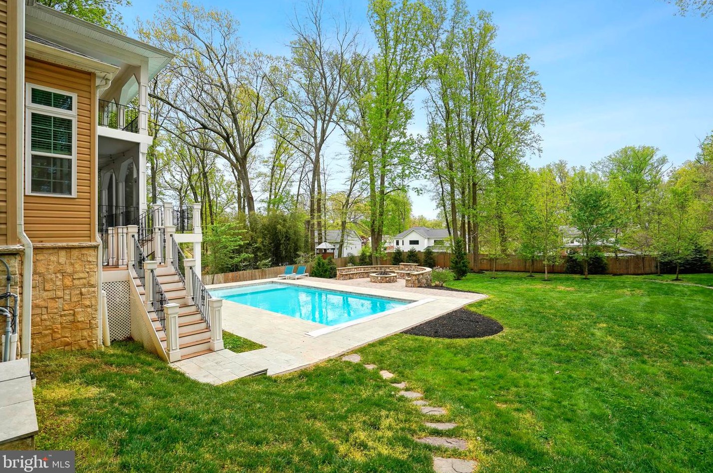 10713 Rosehaven St, Fairfax VA  22030-2826 exterior