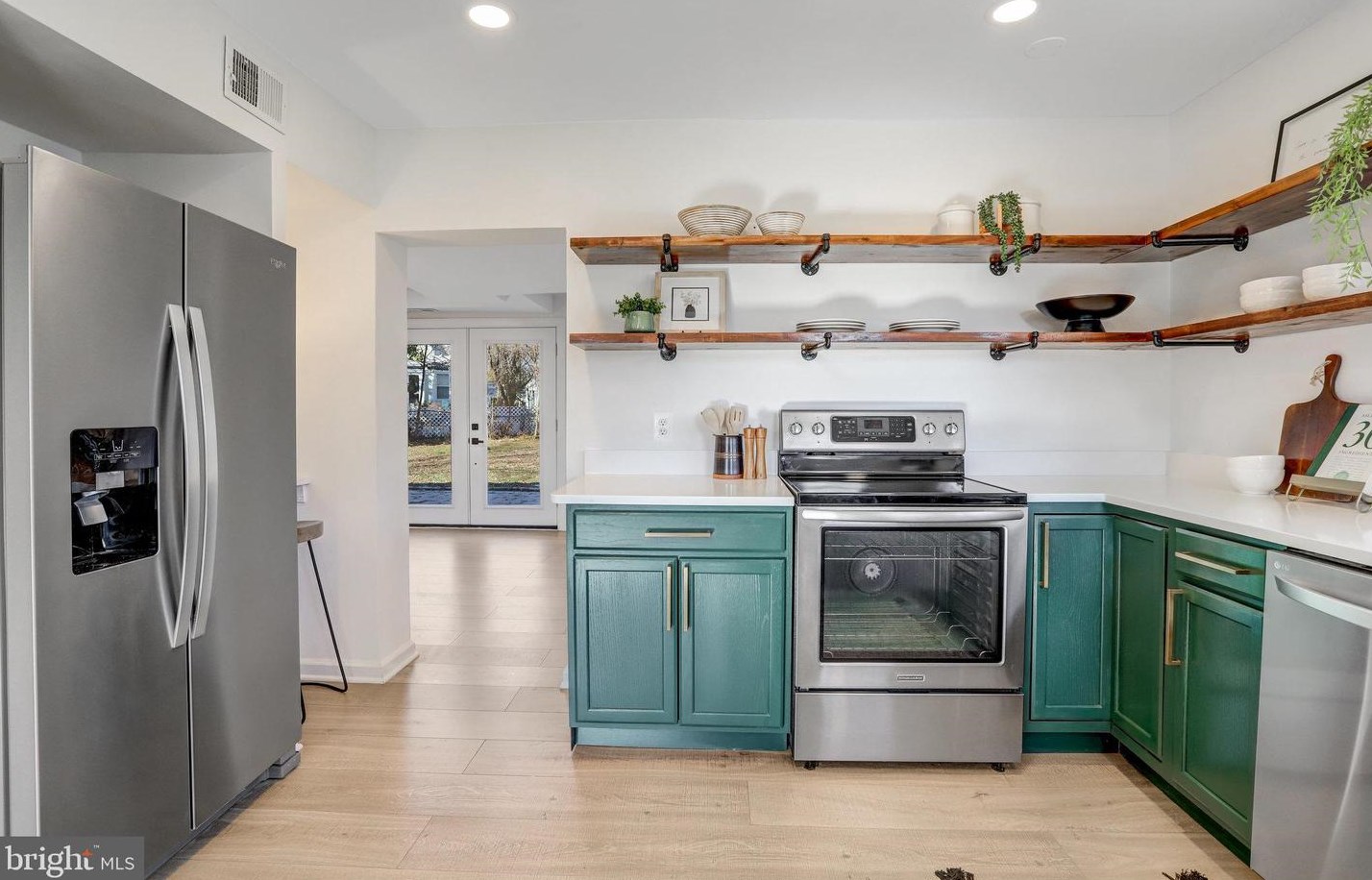 3201 Blundell Cir, Falls Church VA  22042-3819 exterior