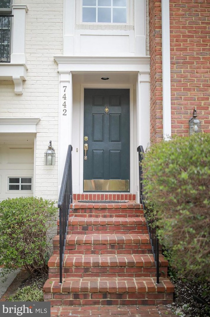 7442 Carriage Hills Dr, Mc Lean VA  22102-2944 exterior
