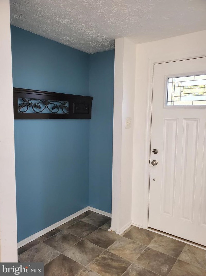 8221 White Stone Ln, Springfield VA  22153-3835 exterior