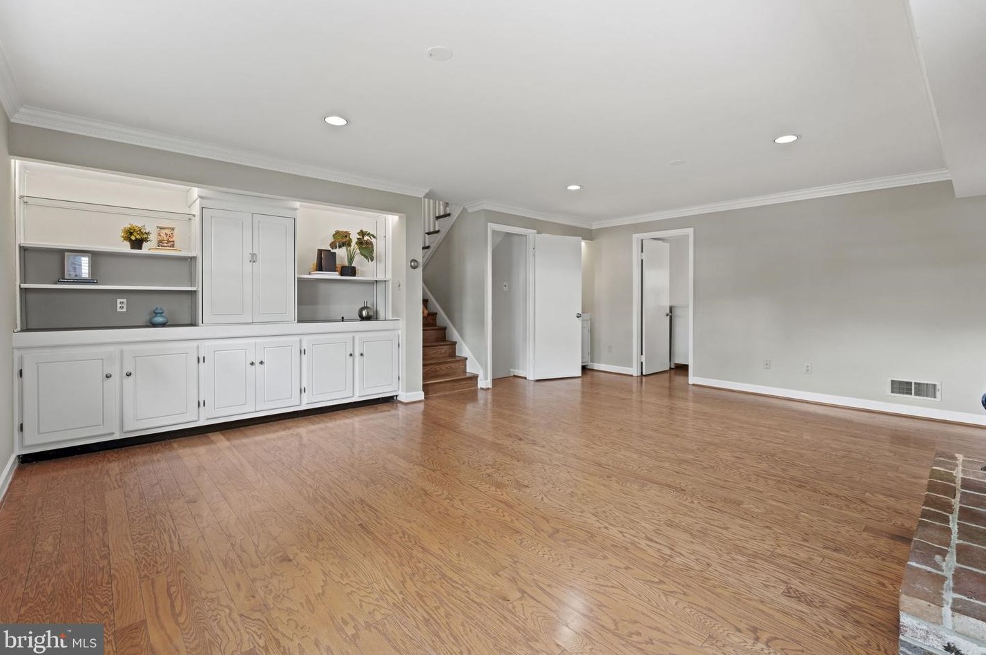 708 Skyline Ct, Vienna VA  exterior