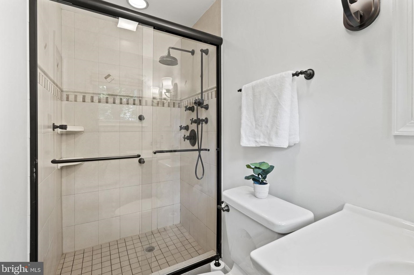 708 Skyline Ct, Vienna VA  exterior