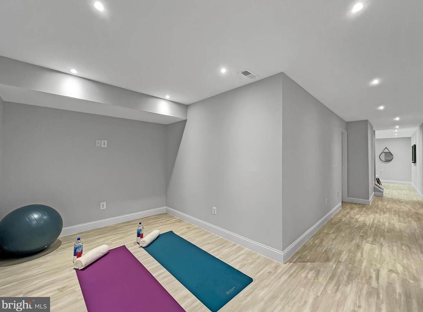 2045 Hunter Mill Rd, Vienna VA  22181-2836 exterior