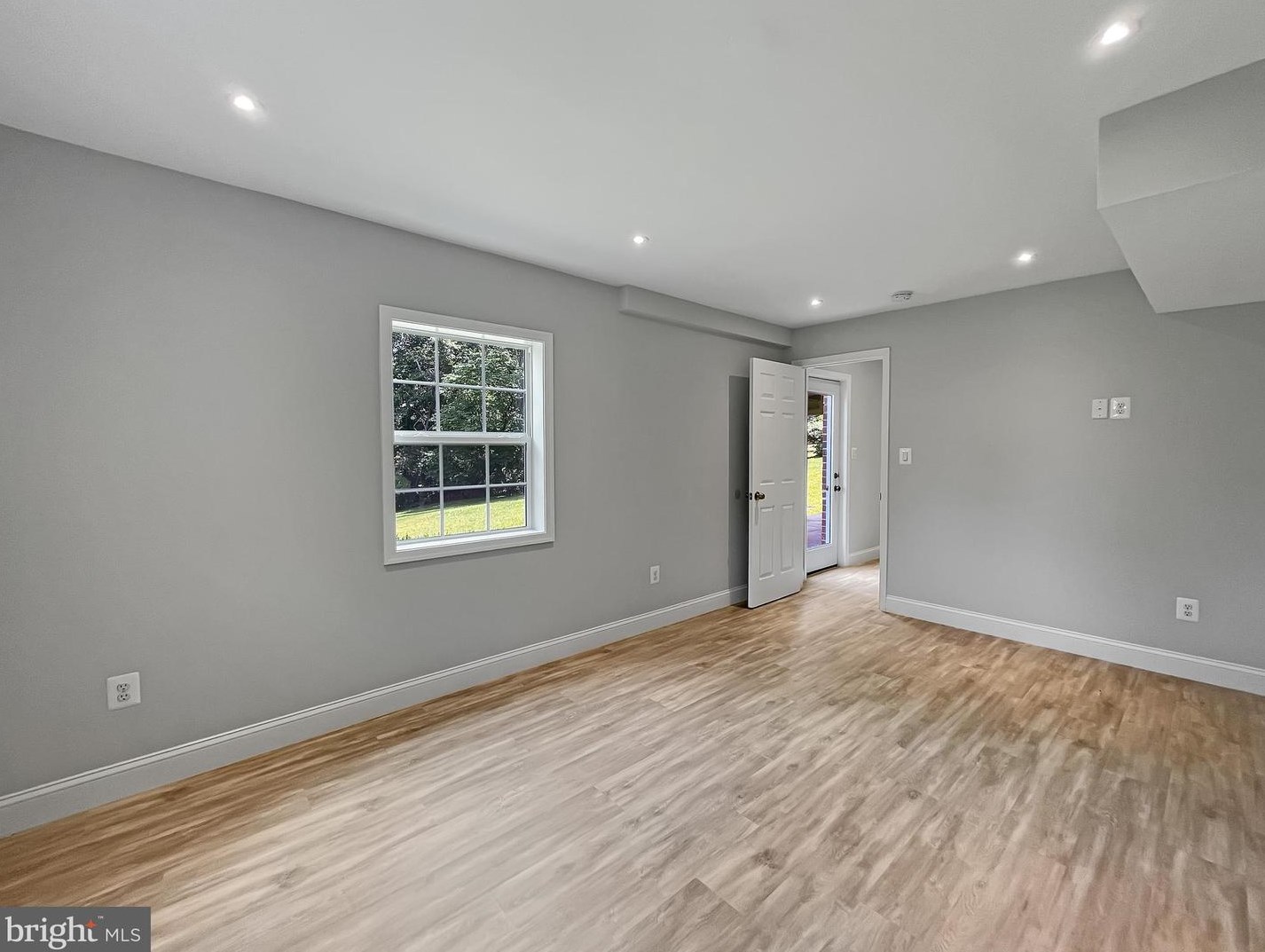 2045 Hunter Mill Rd, Vienna VA  22181-2836 exterior