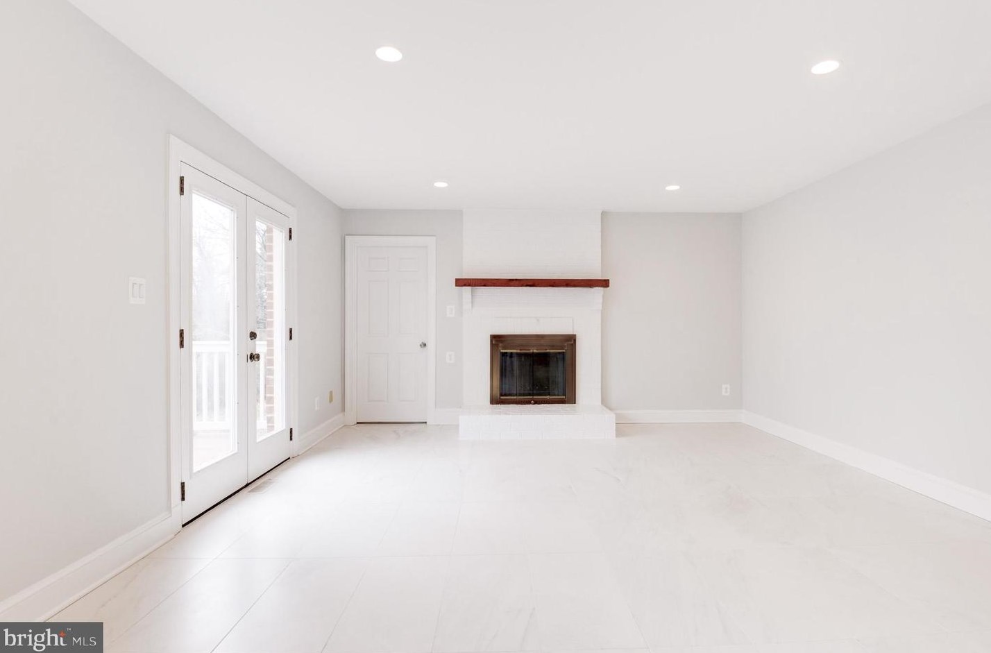 2045 Hunter Mill Rd, Vienna VA  22181-2836 exterior