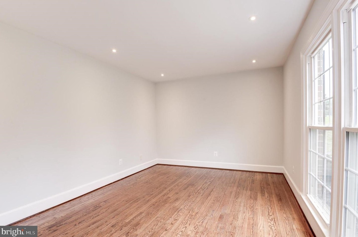 2045 Hunter Mill Rd, Vienna VA  22181-2836 exterior