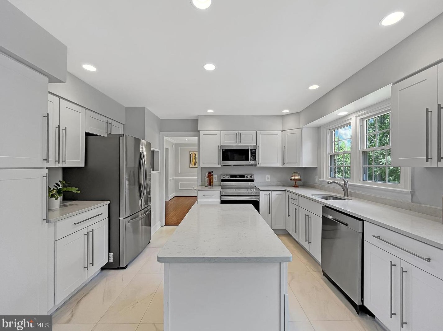 2045 Hunter Mill Rd, Vienna VA  22181-2836 exterior