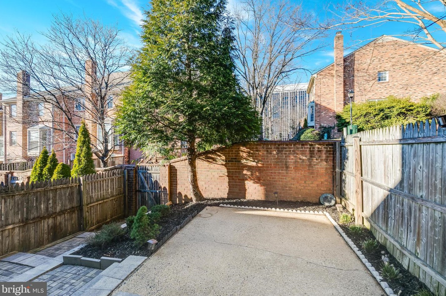 3004 Seven Oaks Pl, Falls Church VA  22042-3152 exterior