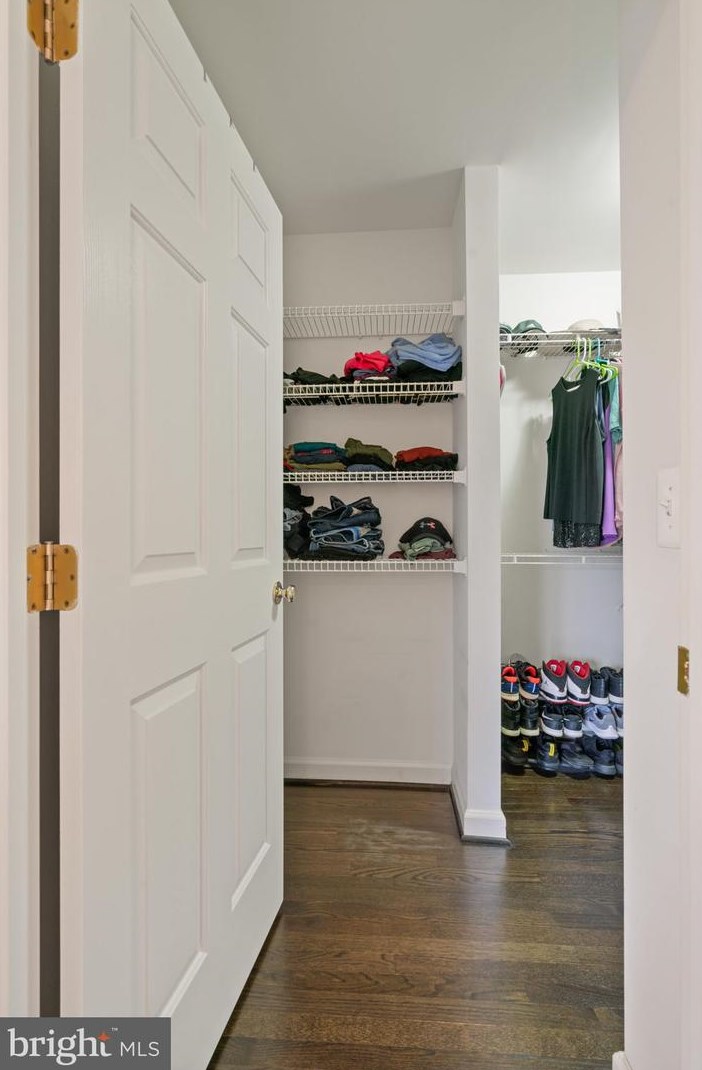 4078 Walnut Cove Cir, Fairfax VA  22033-6233 exterior