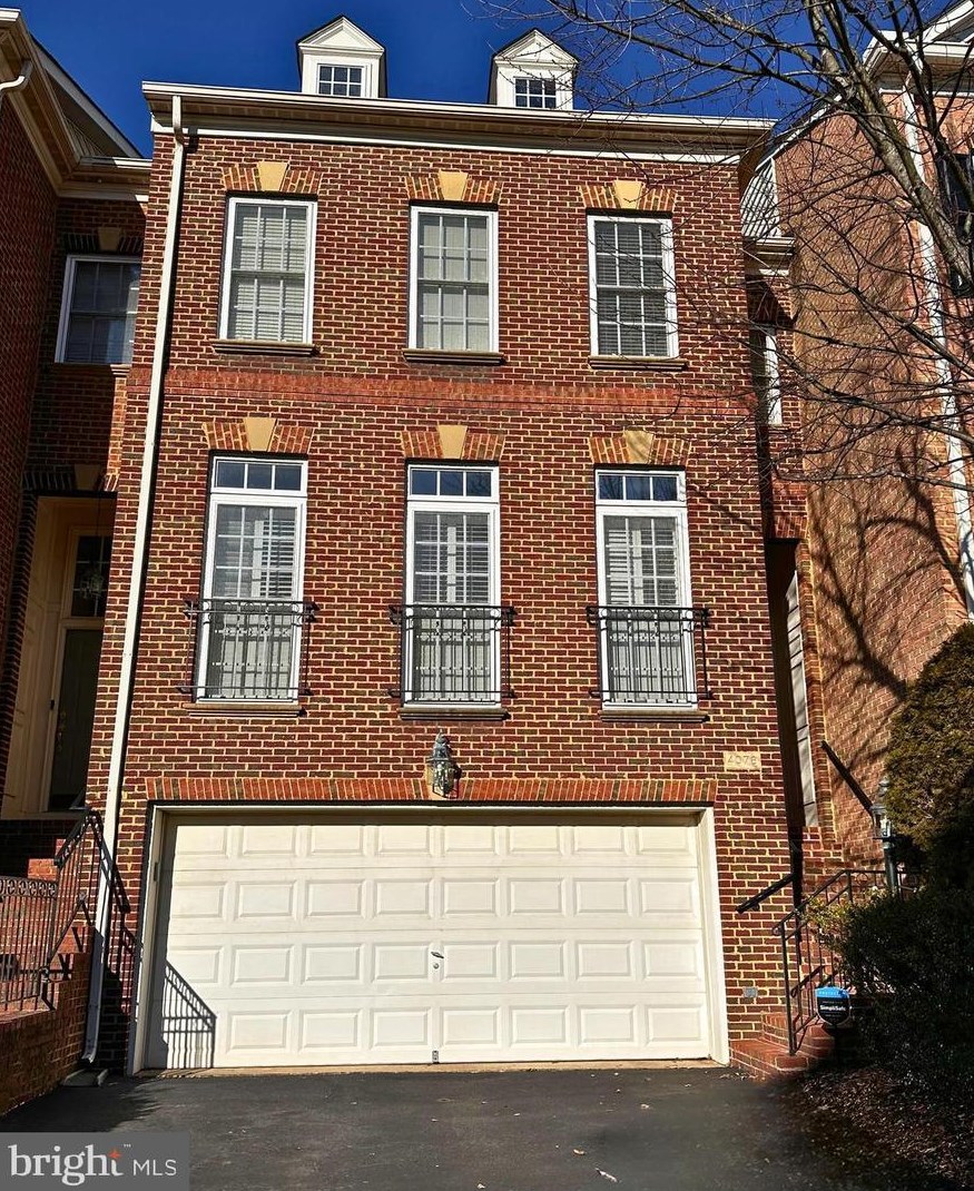 4078 Walnut Cove Cir, Fairfax VA  22033-6233 exterior