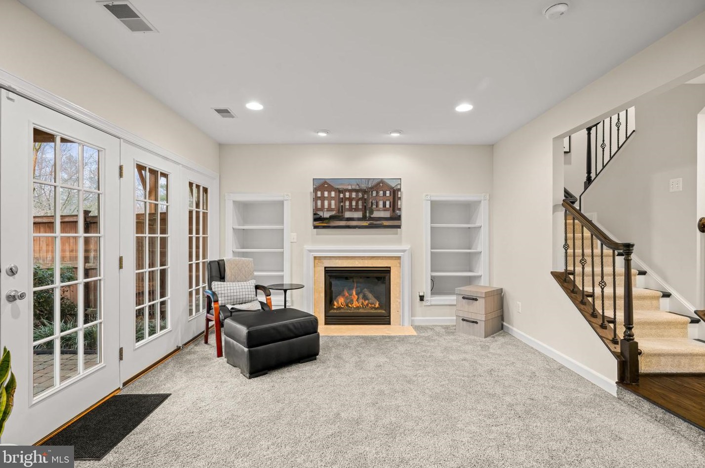 4078 Walnut Cove Cir, Fairfax VA  22033-6233 exterior