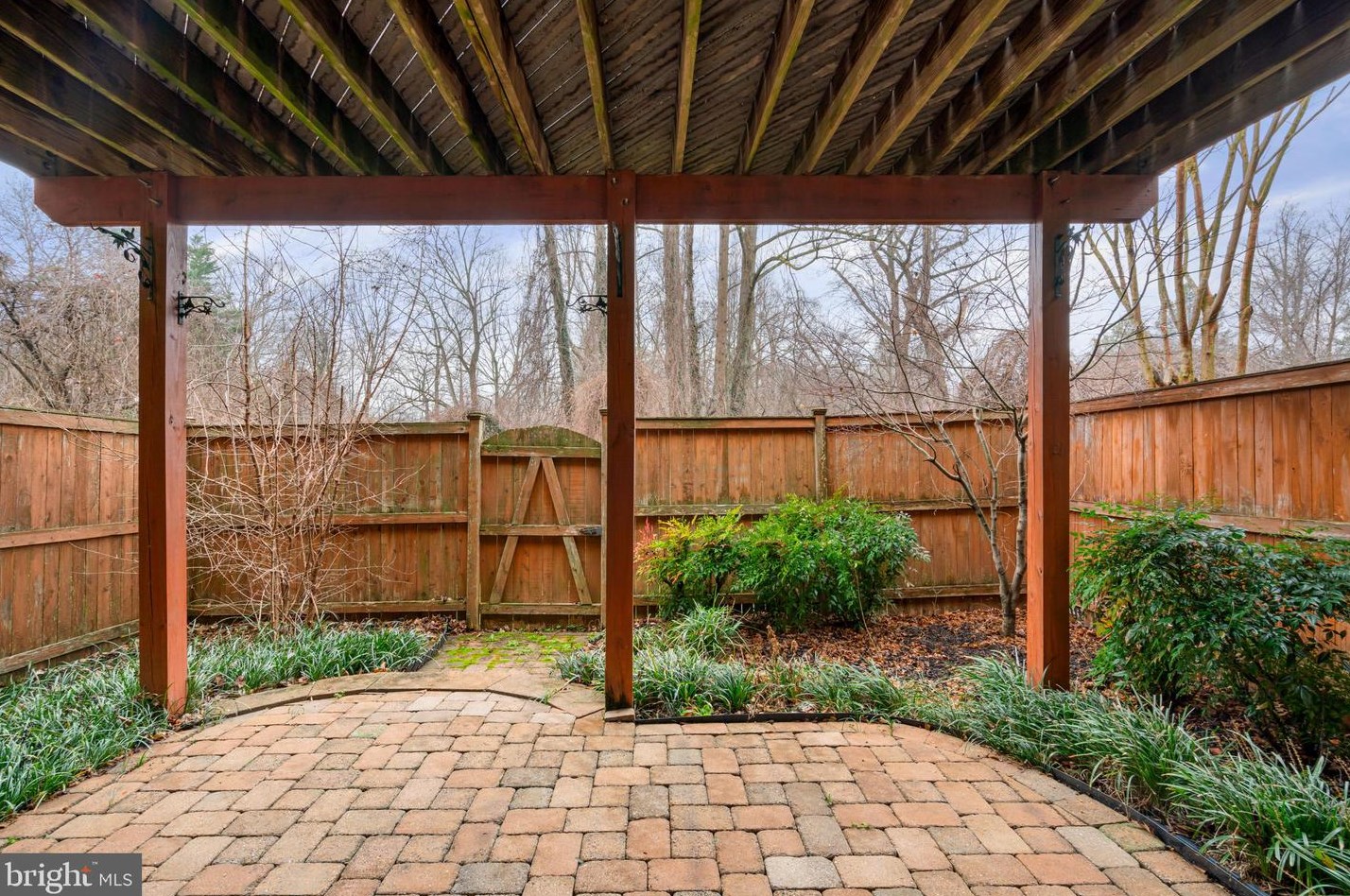 4078 Walnut Cove Cir, Fairfax VA  22033-6233 exterior