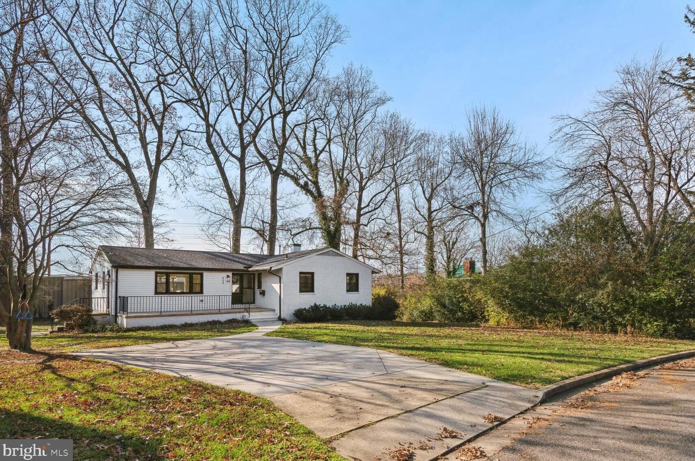 9229 Brian Dr, Vienna VA  22180-6116 exterior