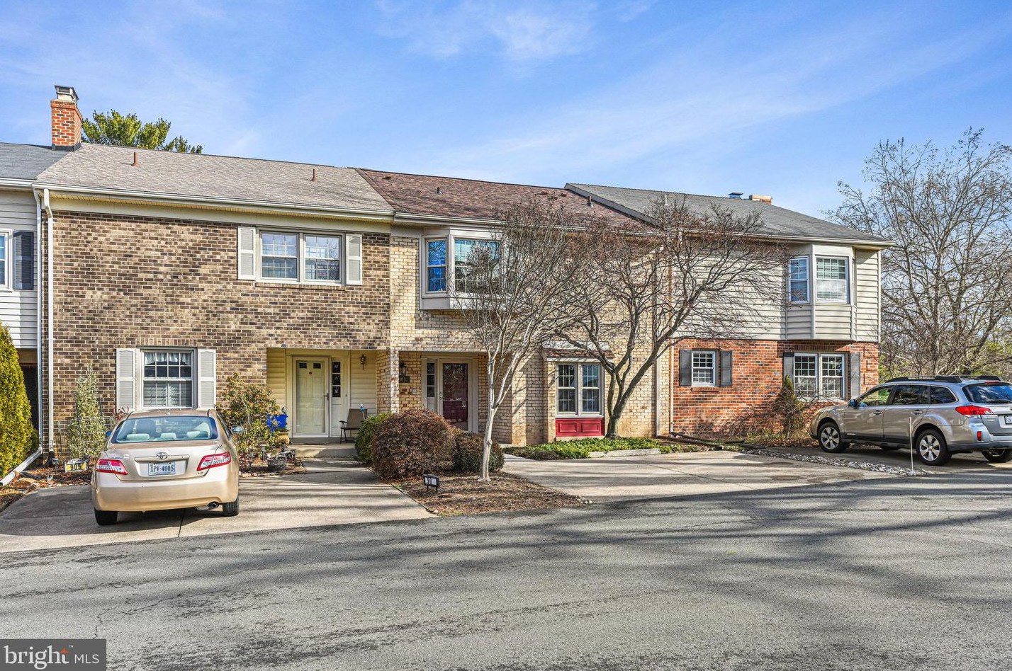 903 Moorefield Hill Grv, Vienna VA  22180-6267 exterior
